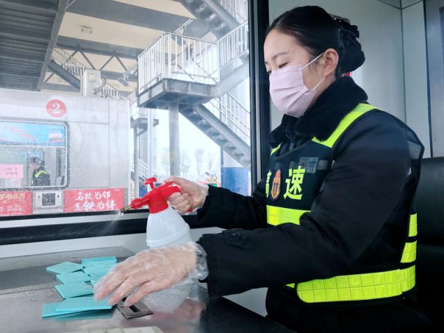 一線員工配備口罩、手套等防護(hù)用品堅(jiān)守崗位，同時(shí)做好辦公、生活區(qū)域及CPC卡的消毒。_調(diào)整大小.png
