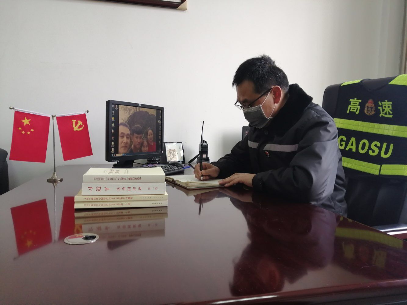 界阜蚌公司利辛東站青年團員積極做宣傳志愿者，在收費廣場發(fā)放“知艾防艾宣傳單”，營造良好的艾滋病防治社會環(huán)境。.jpg