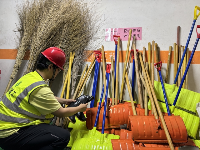 3樂業(yè)公寓改擴建項目安全員對防汛物資進行檢查盤點。.jpg