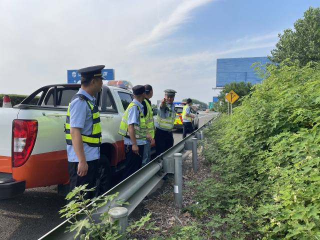 10蚌埠處永康保暢分中心聯(lián)合轄段高速交警、路政開展一路三方汛期安全隱患檢查。.jpg