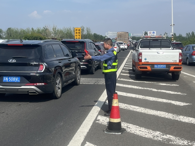 6月10日，淮南分中心工作人員疏導(dǎo)返程車輛.jpg
