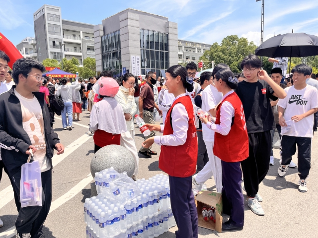 6月7日，德上高速淮南處壽縣站暢淮青年服務(wù)志愿者吳瑞瑞、莊曉曉為考生提供飲水...JPG