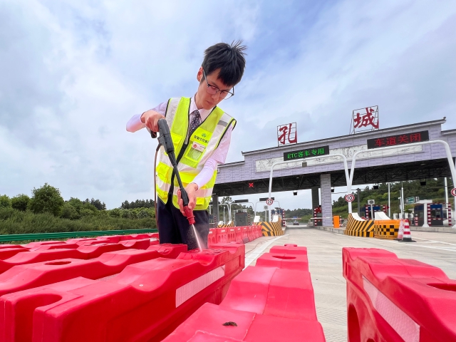 04 7月26日合安中心孔城收費(fèi)站工作人員對(duì)收費(fèi)廣場(chǎng)水馬進(jìn)行臺(tái)風(fēng)前加固。.jpg