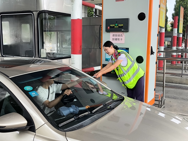 9月15日，中秋小長假首日，雙廟收費站入口車流激增，站內(nèi)組織人員積極做好道口保通保暢工作。.jpg