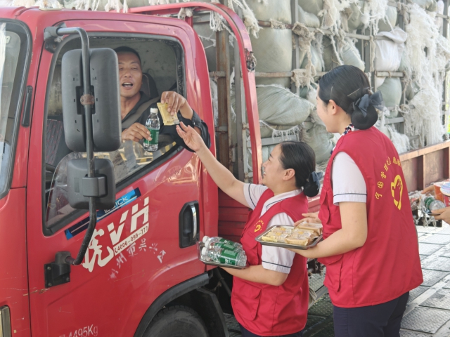 9月15日，寧國處楊灘站工作人員為旅途中的司乘送去中秋祝福.jpg