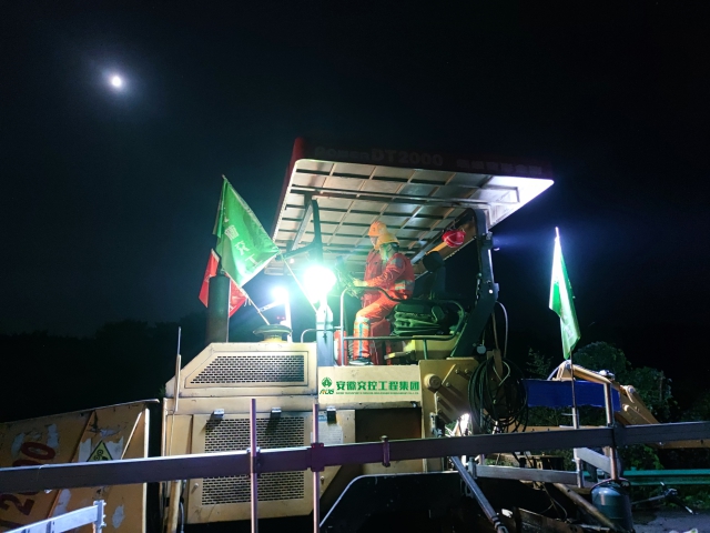9 月 14 日，安徽交工集團廣德至宣城段改擴建工程07標項目施工人員正在進行路面銑刨攤鋪作業(yè)。.jpg