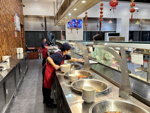 9月29日晚間，為保障國(guó)慶假期，豐樂(lè)服務(wù)區(qū)餐廳延長(zhǎng)營(yíng)業(yè)時(shí)間3.jpg